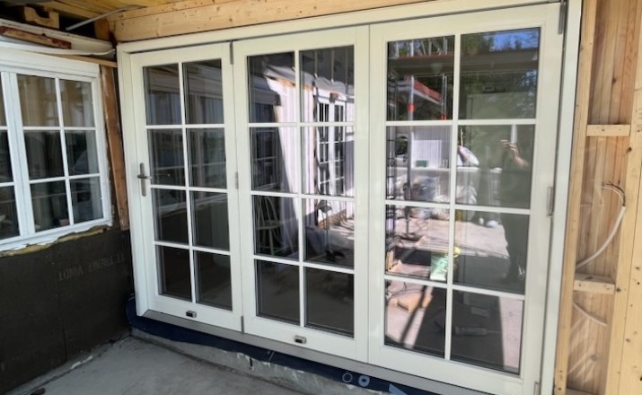 Sliding and folding doors with classic Scandinavian bars