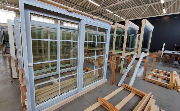 Sliding and folding doors with classic Scandinavian bars